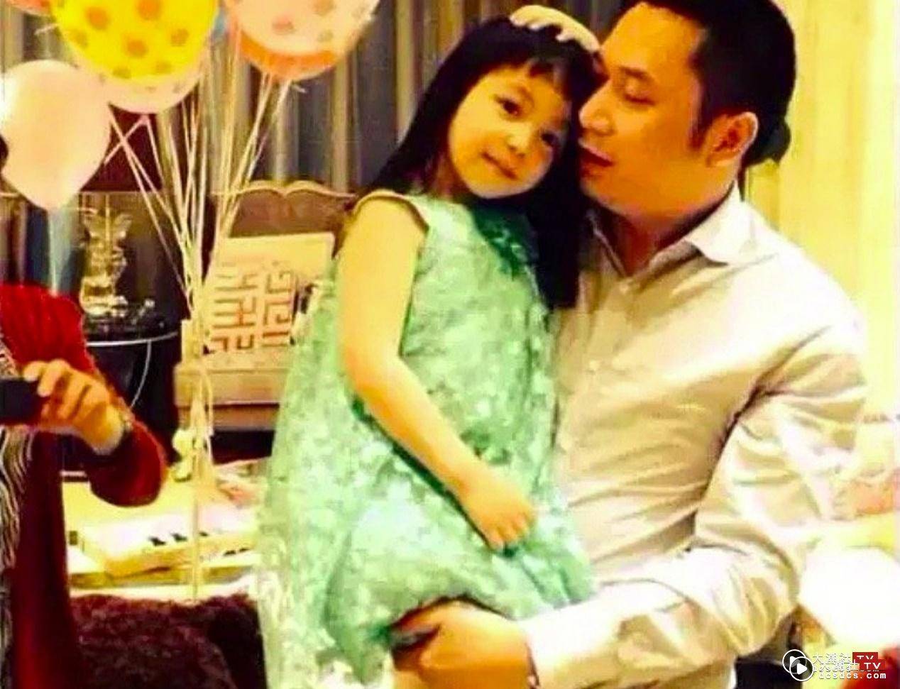 赵薇老公与女儿。(微博图片)